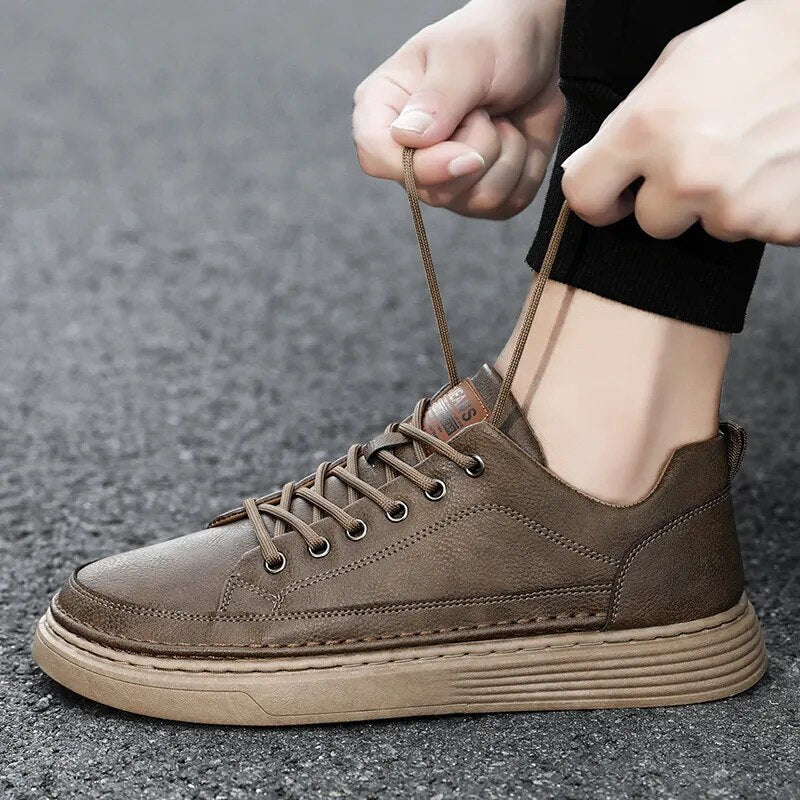 Tênis Masculino em Couro Tecnológico: Conforto e Estilo Diário