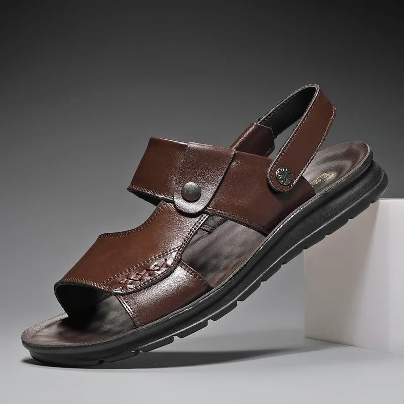 Sandália em Couro Tecnológico com Conforto Ortopédico e Leveza