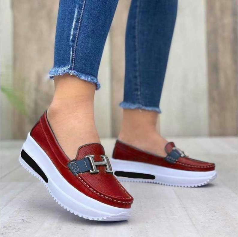 Mocassim Feminino em Couro Genuíno: Conforto e Estilo Moderno