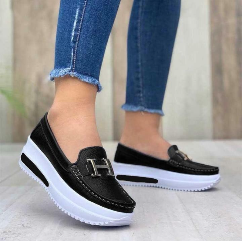 Mocassim Feminino em Couro Genuíno: Conforto e Estilo Moderno
