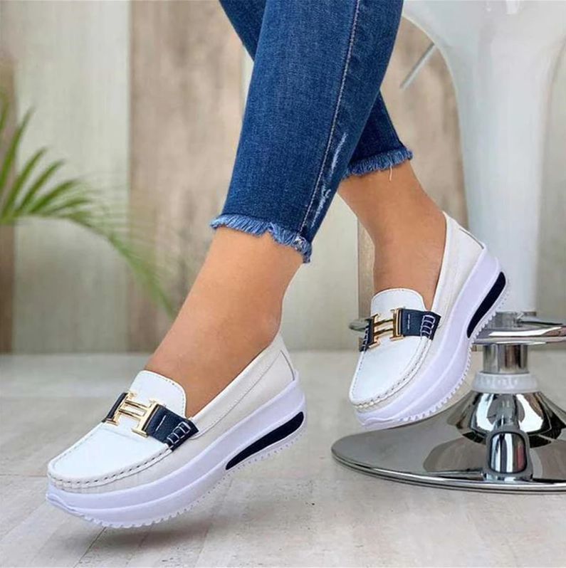 Mocassim Feminino em Couro Genuíno: Conforto e Estilo Moderno