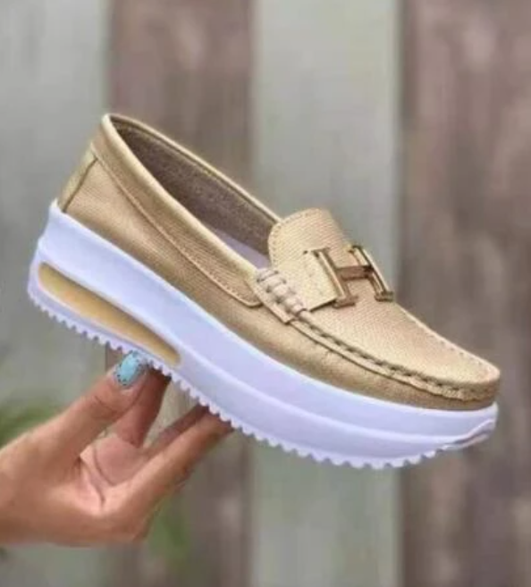 Mocassim Feminino em Couro Genuíno: Conforto e Estilo Moderno