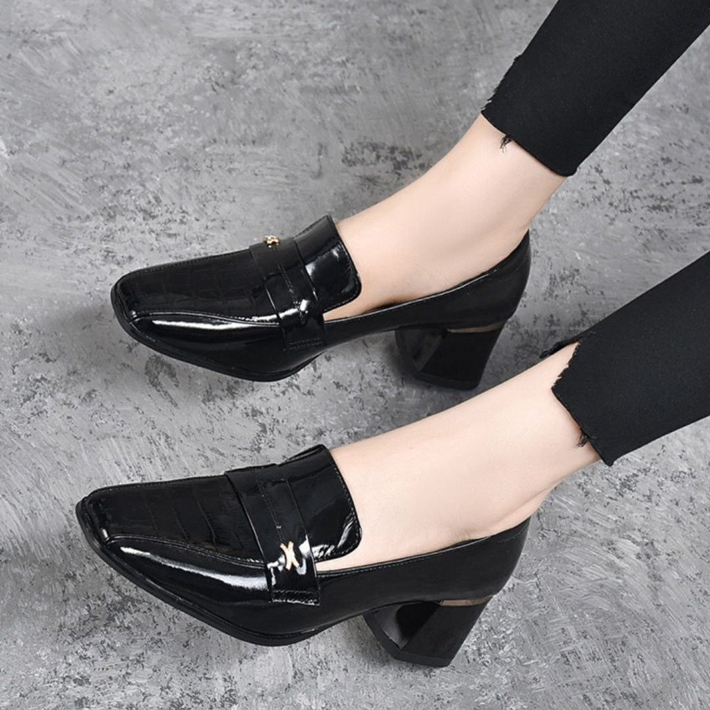 Scarpin Feminino em Couro Tecnológico: Conforto e Luxo para Seus Pés