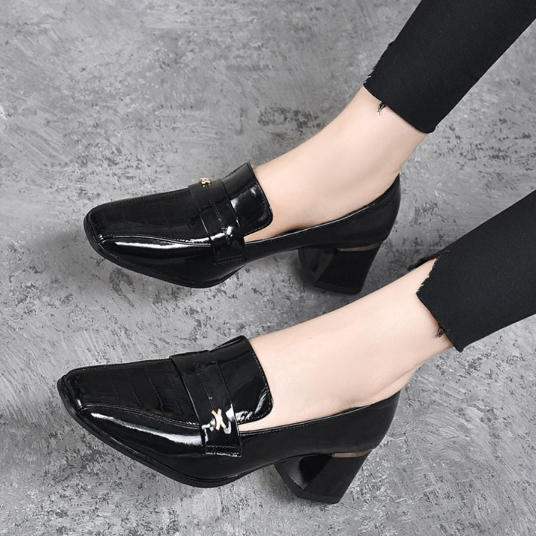 Scarpin Feminino em Couro Tecnológico: Conforto e Luxo para Seus Pés