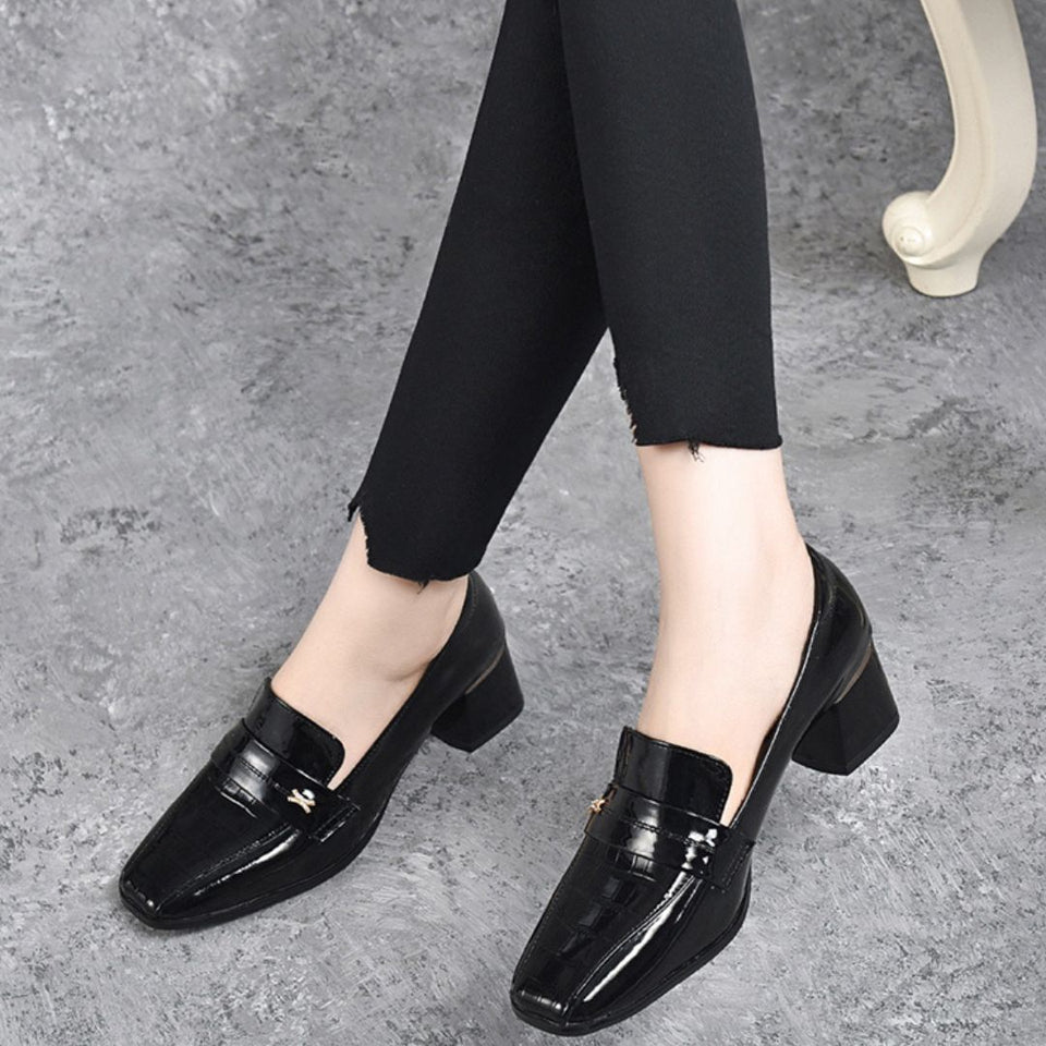 Scarpin Feminino em Couro Tecnológico: Conforto e Luxo para Seus Pés