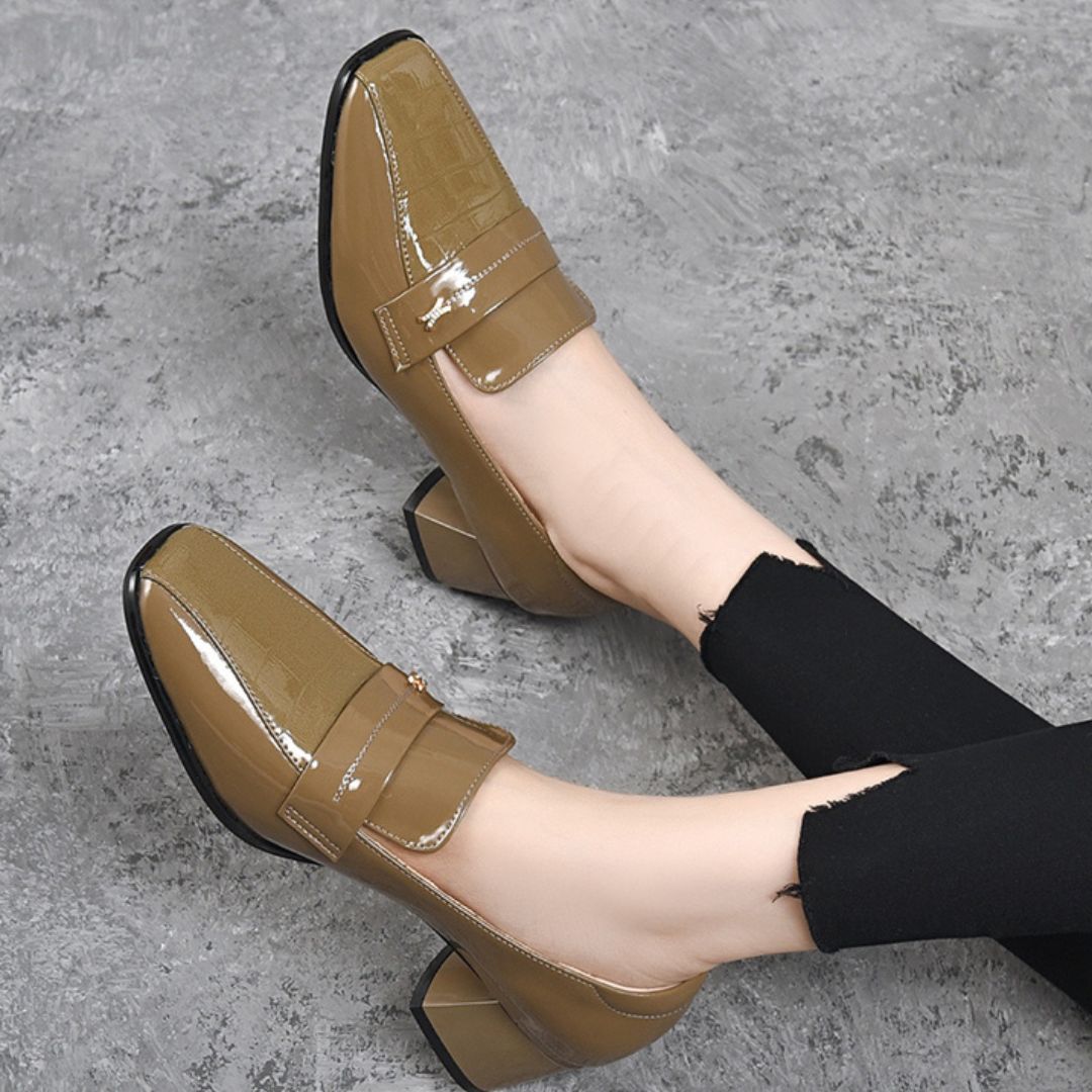 Scarpin Feminino em Couro Tecnológico: Conforto e Luxo para Seus Pés