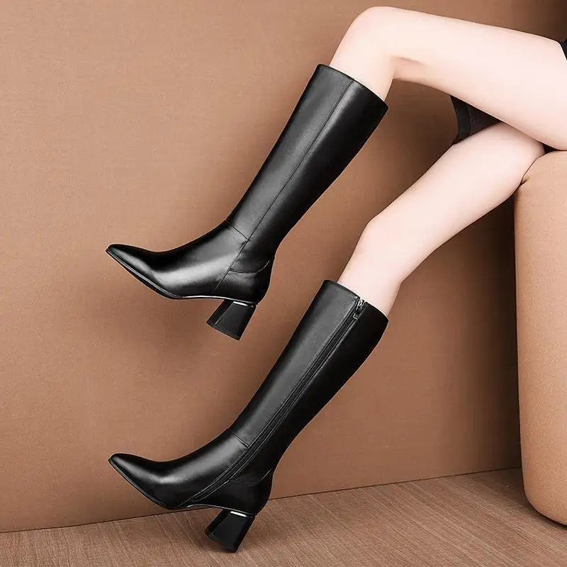 Bota Feminina em Couro Tecnológico - Elegância e Conforto Inverno