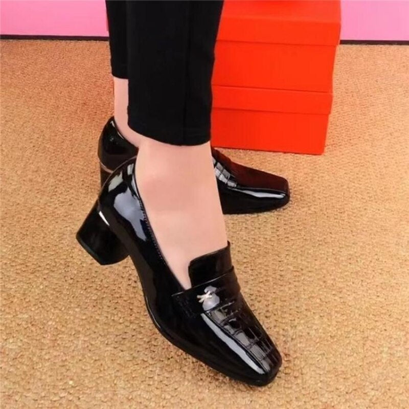 Scarpin Feminino em Couro Tecnológico: Conforto e Luxo para Seus Pés