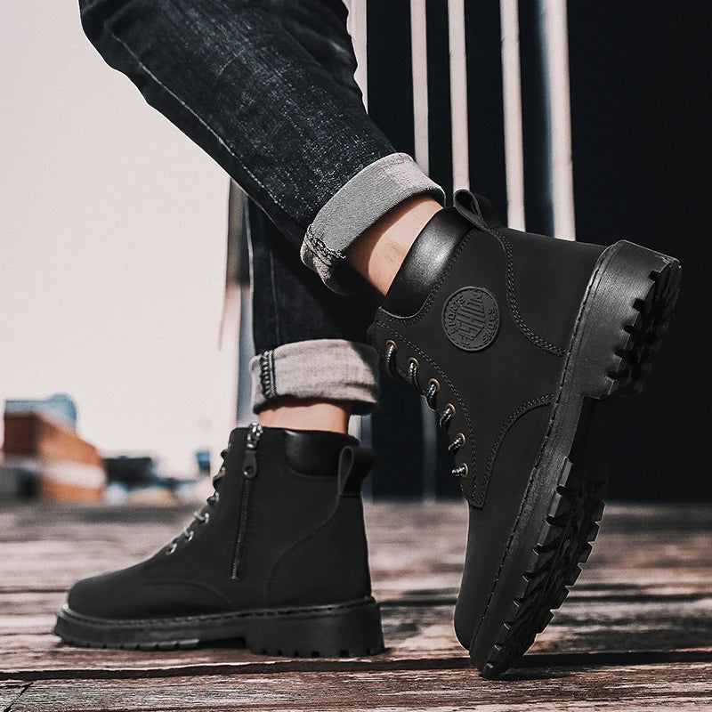 Bota Masculina de Couro Tecnológico com Cano Médio e Estilo Elegante