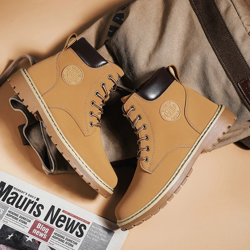 Bota Masculina de Couro Tecnológico com Cano Médio e Estilo Elegante