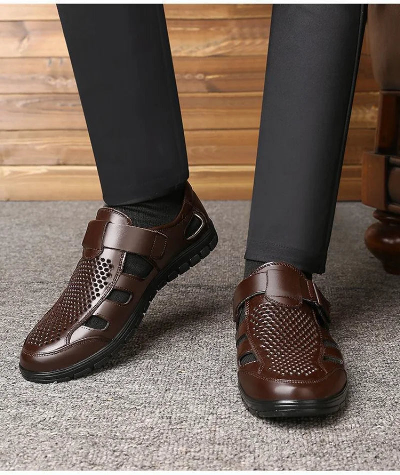Sandália Masculina em Couro Tecnológico: Conforto e Estilo Elegante