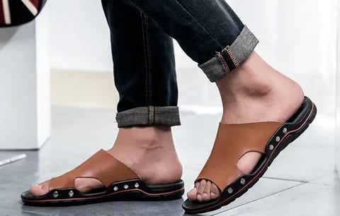 Sandália Masculina em Couro Tecnológico com Solado Ortopédico