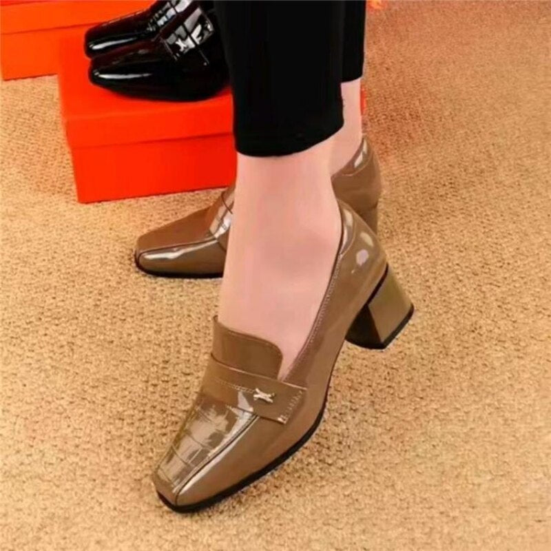 Scarpin Feminino em Couro Tecnológico: Conforto e Luxo para Seus Pés