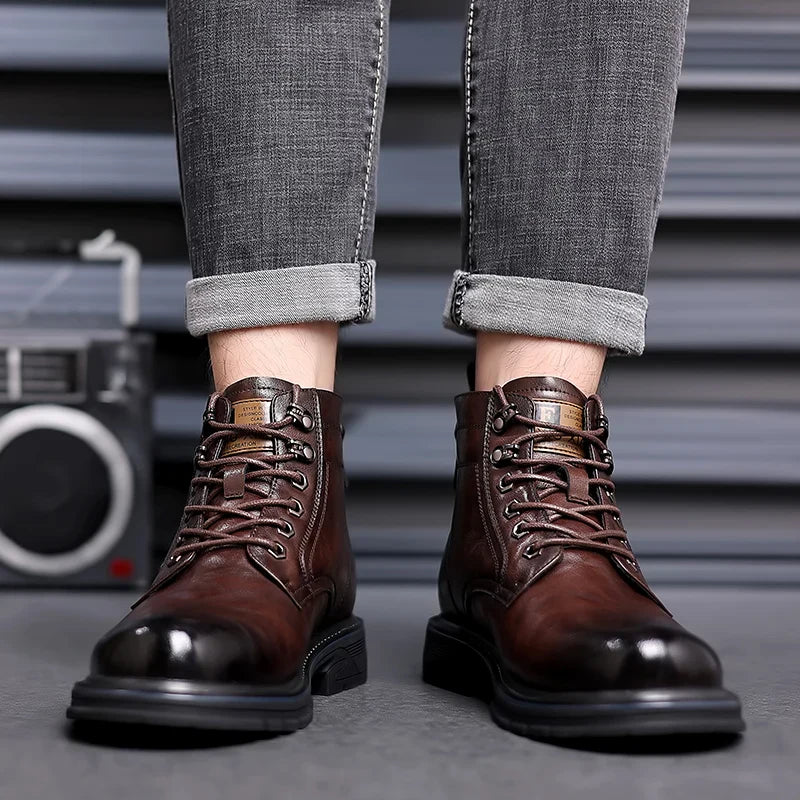 Bota Unissex em Couro Tecnológico: Elegância e Durabilidade Superior