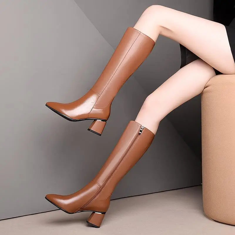 Bota Feminina em Couro Tecnológico - Elegância e Conforto Inverno