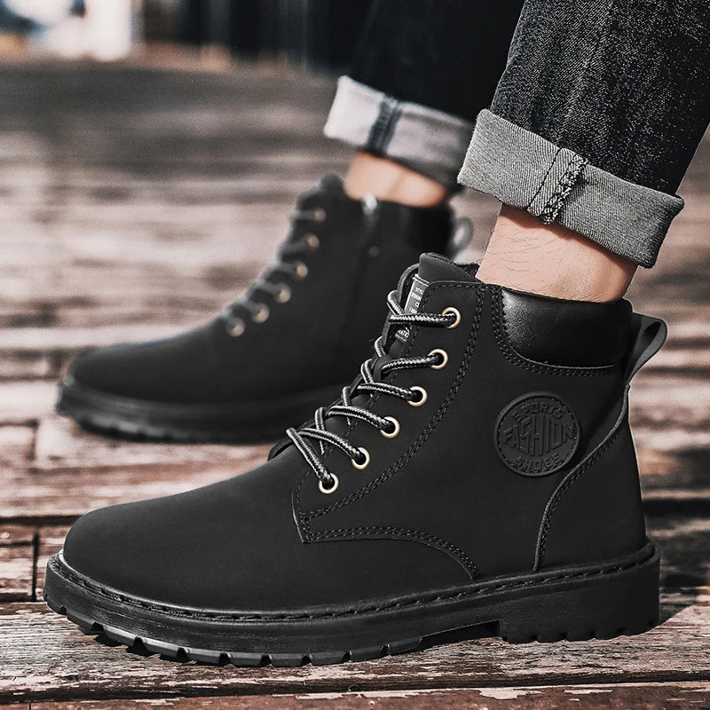 Bota Masculina de Couro Tecnológico com Cano Médio e Estilo Elegante