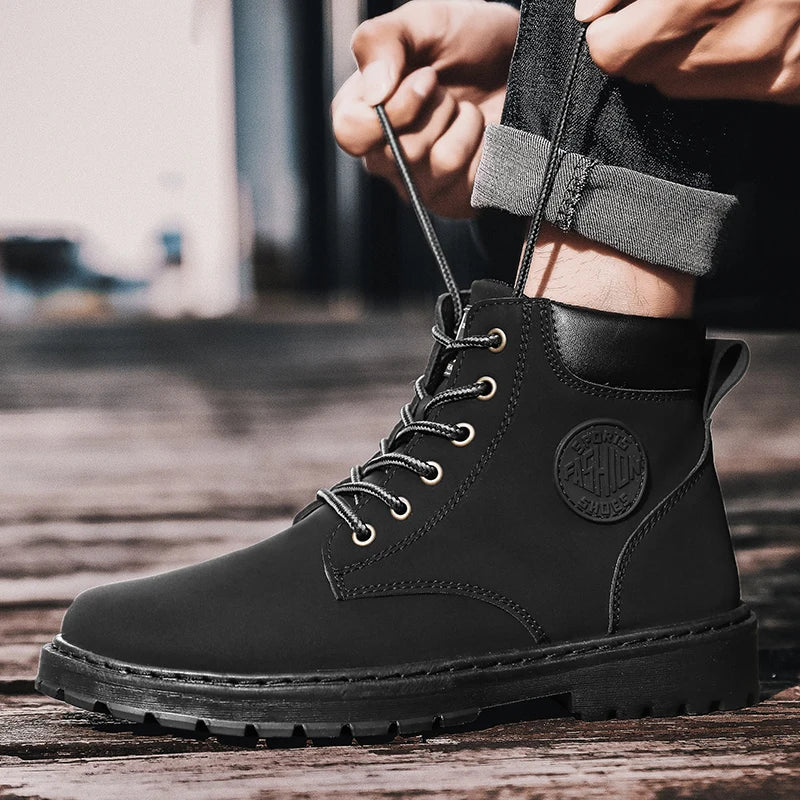 Bota Masculina de Couro Tecnológico com Cano Médio e Estilo Elegante