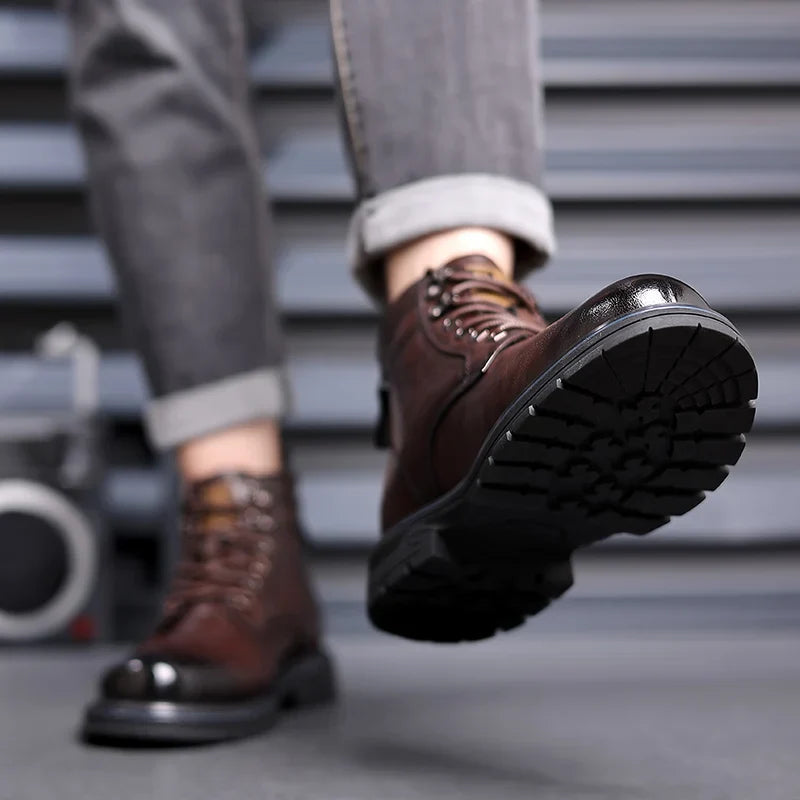 Bota Unissex em Couro Tecnológico: Elegância e Durabilidade Superior