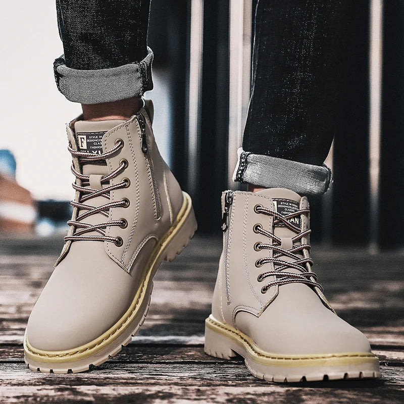 Bota Masculina de Couro Tecnológico com Cano Médio e Estilo Elegante