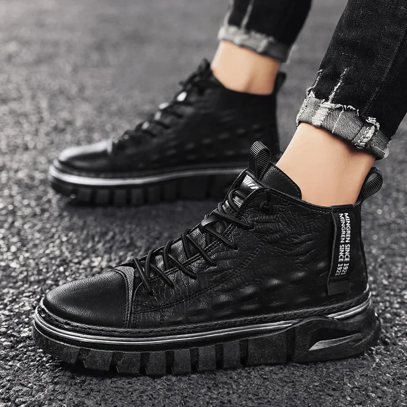 Bota Masculina em Couro Tecnológico Impermeável e Resistente