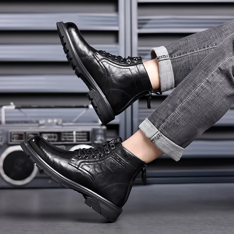 Bota Unissex em Couro Tecnológico: Elegância e Durabilidade Superior