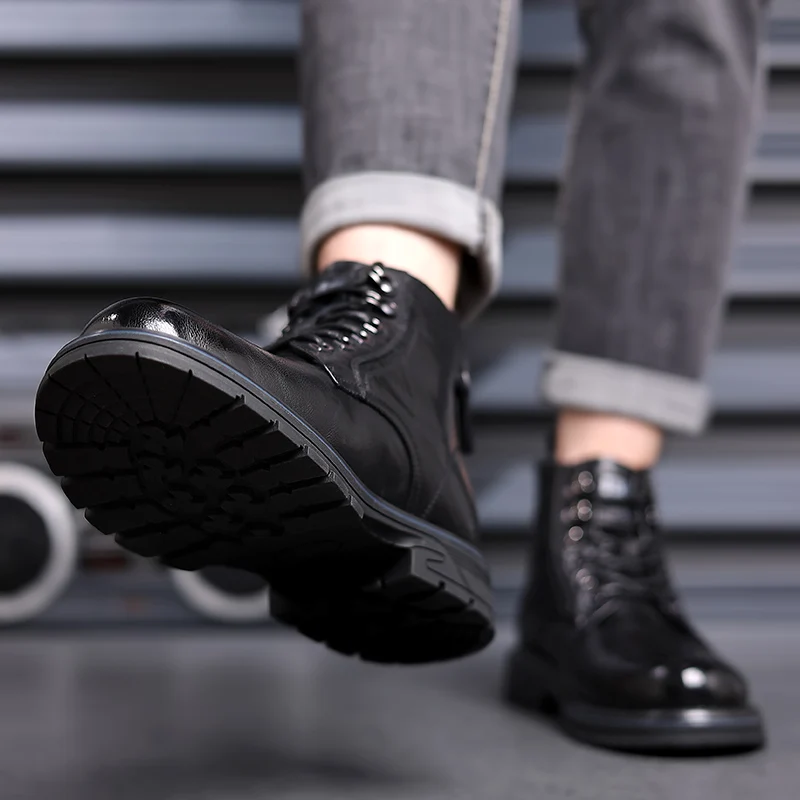 Bota Unissex em Couro Tecnológico: Elegância e Durabilidade Superior