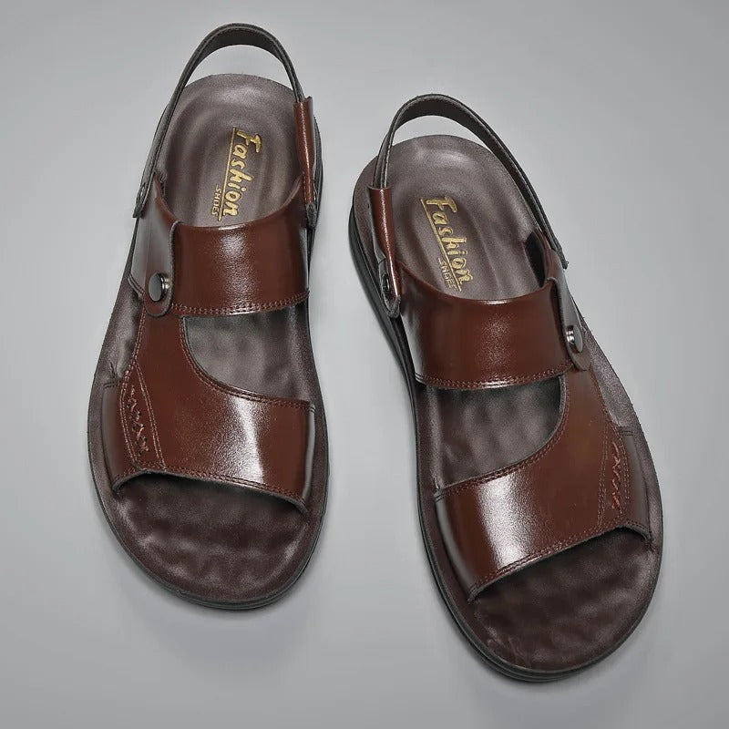 Sandália em Couro Tecnológico com Conforto Ortopédico e Leveza