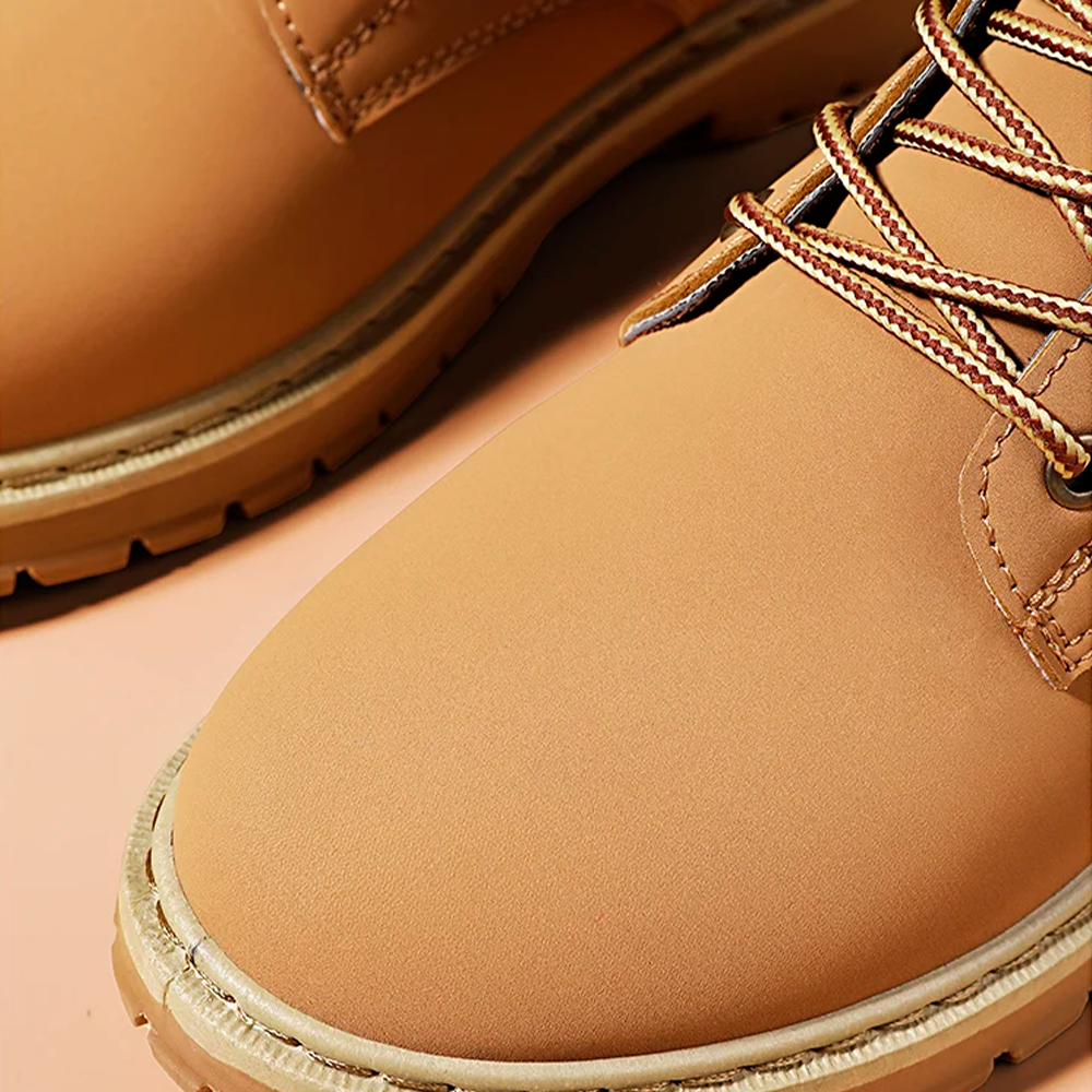 Bota Masculina de Couro Tecnológico com Cano Médio e Estilo Elegante